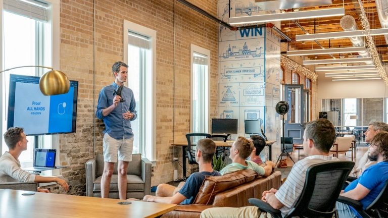 Business Incubator vs Accelerator: Which Is Right for Your Startup?
